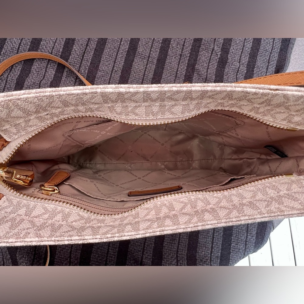Michael Kors Beige/White Signature Crossbody with Tan Strap - Picture 4 of 5